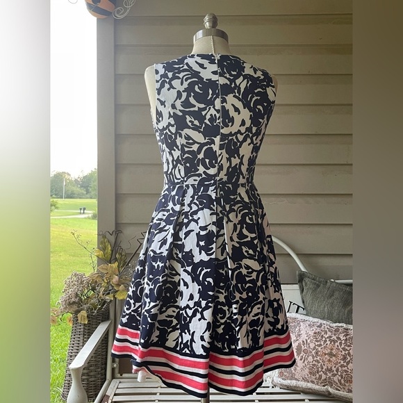 LIKE NEW Liz Claiborne Dress Navy and White Floral | Size 4 - Picture 4 of 9